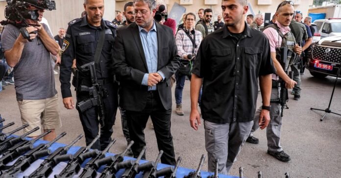 Os EUA consideram enviar Israel 24.000 rifles de assalto retidos sob Biden
