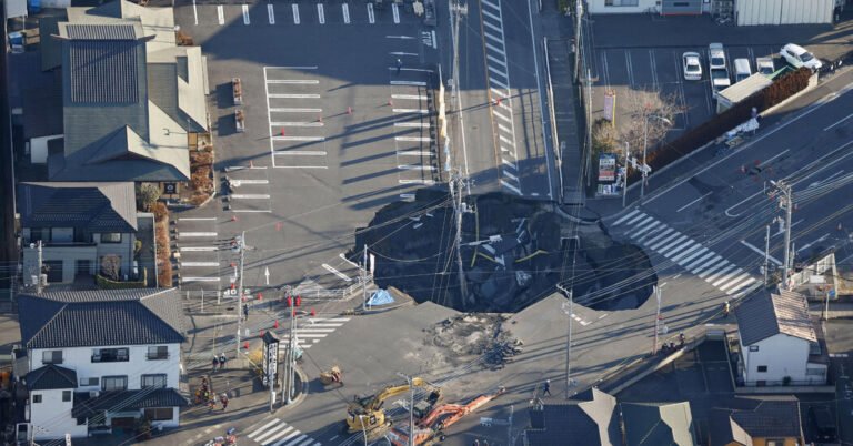 Os resgatadores no Japão tentam alcançar o motorista preso no poço por dias
