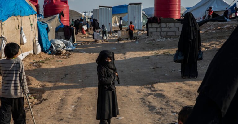 Segurança nos campos do ISIS na Síria ameaçada pelo congelamento de financiamento dos EUA
