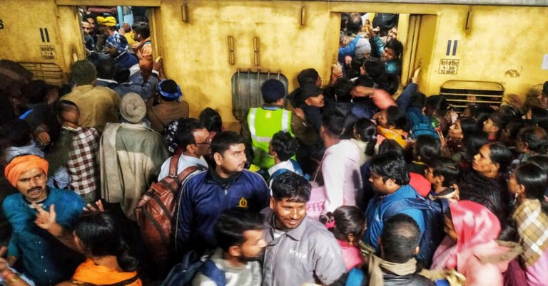15 peregrinos hindus relatados mortos em Stampede na estação ferroviária de Nova Délhi
