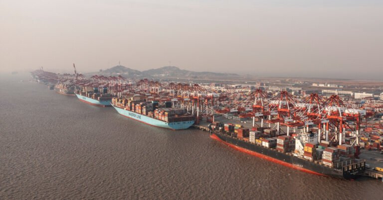 A China retorna depois que Trump impõe 10% de tarifa sobre mercadorias
