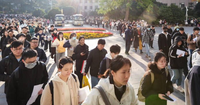 A China usa vergonha pública para motivar trabalhadores estaduais
