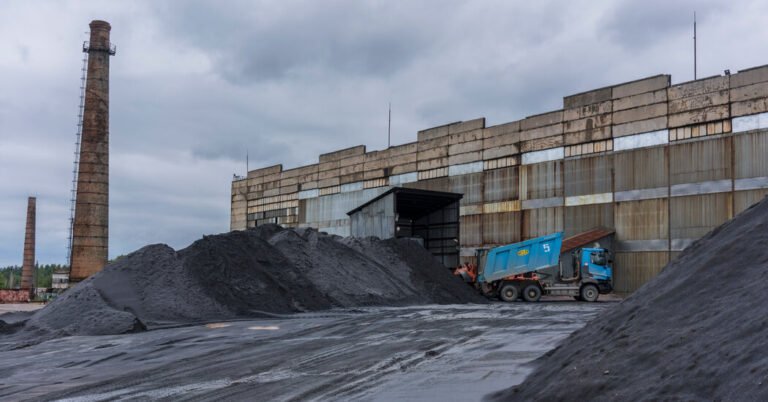 A Ucrânia promete um acordo rápido para os minerais, enquanto Trump corta Kyiv das negociações de paz
