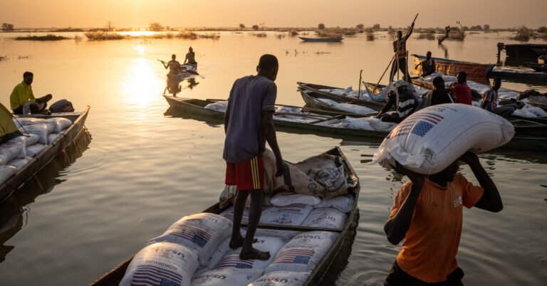 A ajuda de salva -vidas da USAID permanece interrompida, apesar da promessa de Rubio
