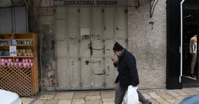 A polícia israelense invadiu duas livrarias palestinas em Jerusalém Oriental
