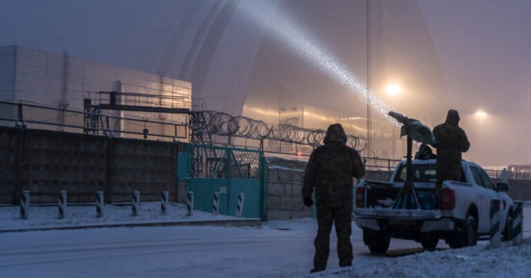 Acima de Chernobyl, os trabalhadores lidam com gelo, fogo e medos nucleares
