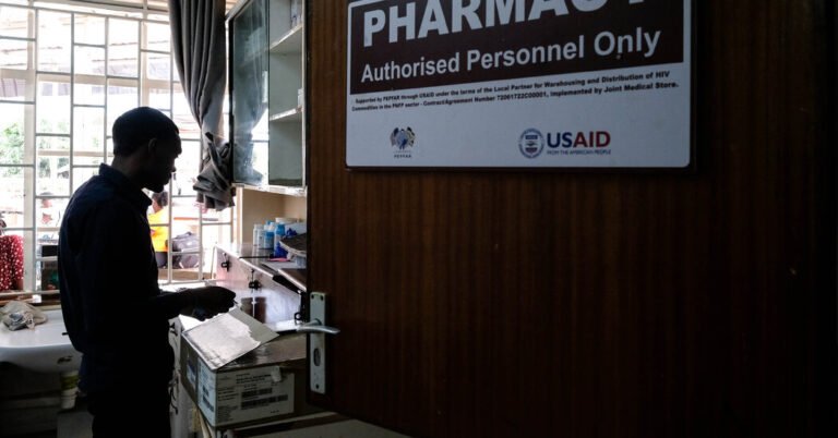 Alimentos de emergência, testes de TB e medicamentos para HIV: a ajuda vital da saúde permanece congelada, apesar da decisão judicial
