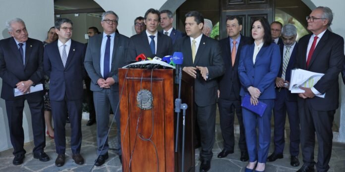 Ao-lado-de-ministros-Alcolumbre-promete-colaboracao-com-o-governo.jpg Ao lado de ministros, Alcolumbre promete colaboração com o governo