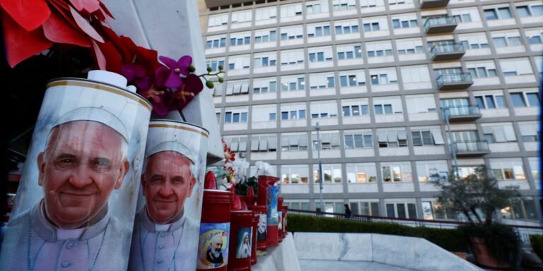 Após crise respiratória, Papa Francisco recebe transfusão de sangue