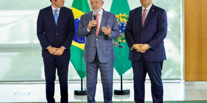 Brasil-esta-menos-pobre-e-com-mais-renda-diz-Lula.jpg "Brasil está menos pobre e com mais renda", diz Lula ao Congresso