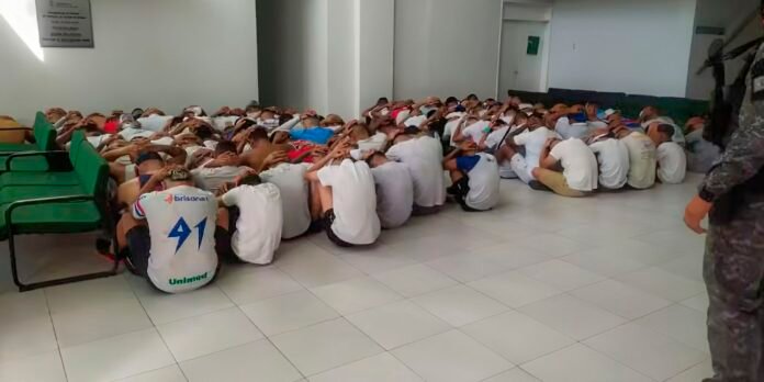 Briga entre torcidas de Fortaleza e Ceará marca chegada para clássico