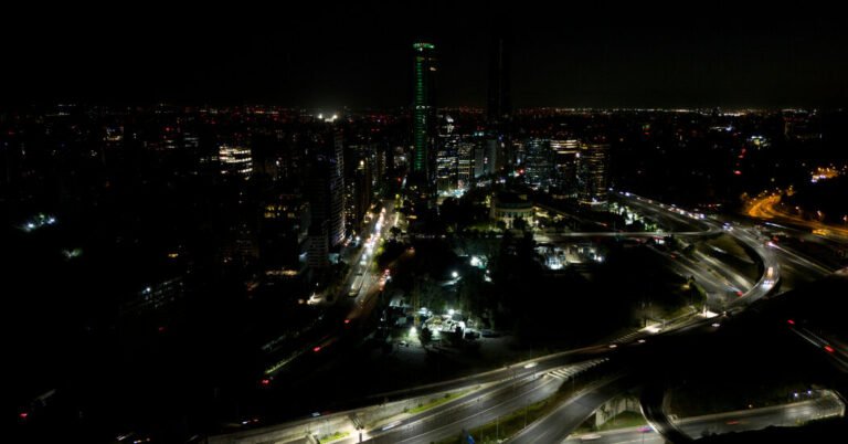 Chile declara o toque de recolher enquanto a queda de energia varre o país
