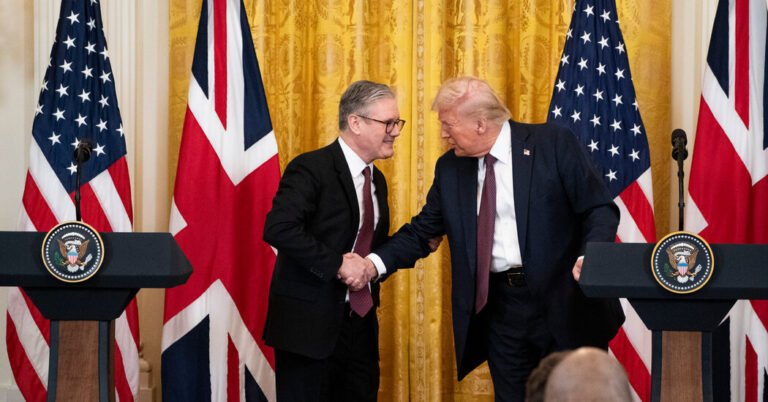 Com uma carta do rei Charles, Starmer foi recebido na corte de Trump

