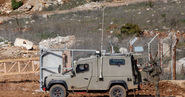 Como prazo para lapsos de retirada, Israel diz que permanecerá no sul do Líbano
