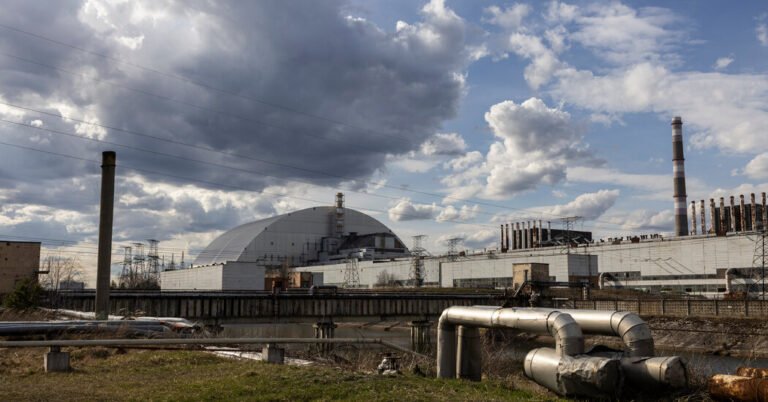 Drone russo atinge o escudo de radiação nuclear de Chernobyl, diz a Ucrânia
