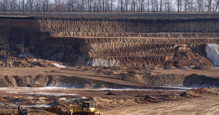 EUA pressionando demandas difíceis no acordo revisado para os minerais da Ucrânia
