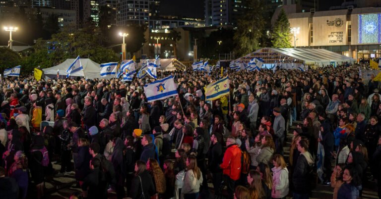 Enquanto a trégua fala, os medos aumentam para reféns israelenses em Gaza após 500 dias
