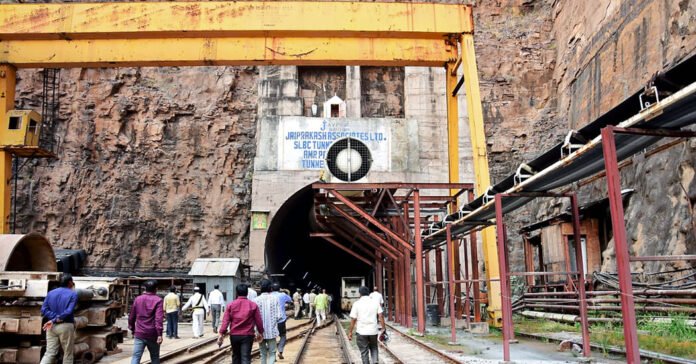 Esperanças desaparecem para trabalhadores presos por dias em túnel na Índia
