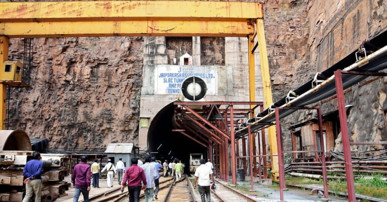 Esperanças desaparecem para trabalhadores presos por dias em túnel na Índia
