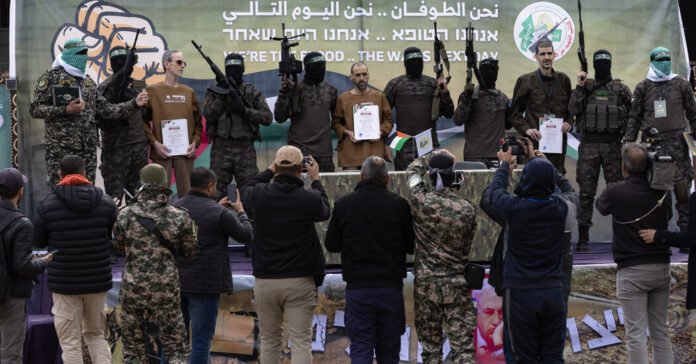 Hamas faz com que os reféns israelenses magros agradecem aos captores antes do lançamento
