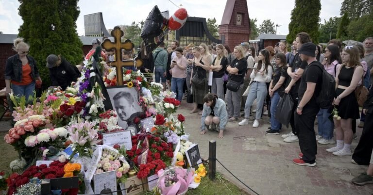 Mesmo na morte, o Kremlin vê Navalny como uma ameaça duradoura
