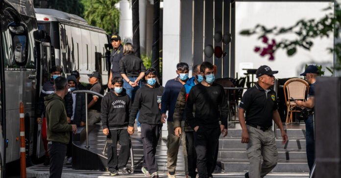 Migrantes deportados para o Panamá pelo governo Trump levados para o Jungle Camp
