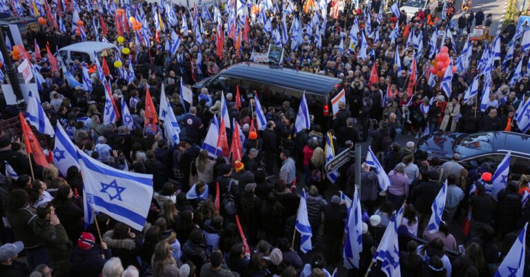 No funeral para Shiri Bibas e crianças, um derramamento israelense de luto
