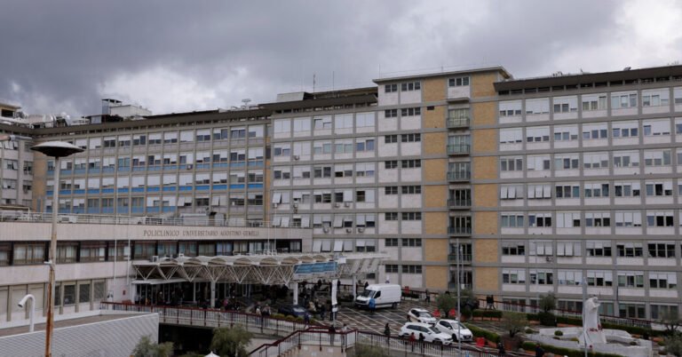 O Papa Francisco é hospitalizado para bronquite

