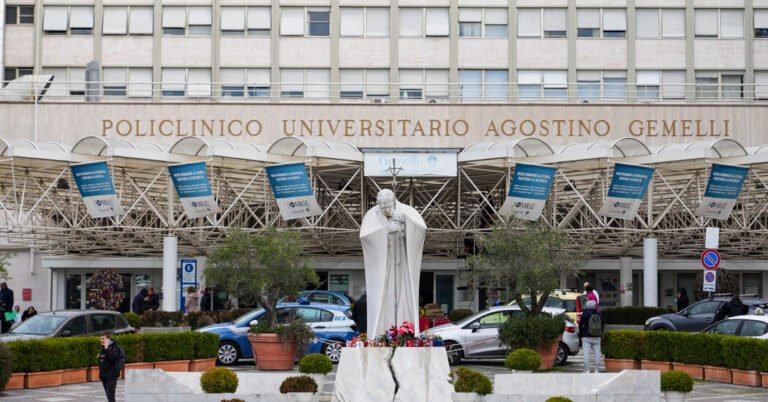 O Papa Francisco permanecerá no hospital por uma questão clínica 'complexa'
