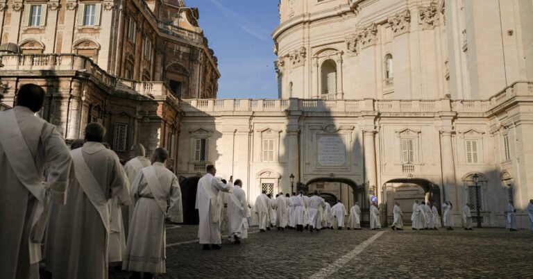O Papa Francisco teve uma noite repousante, ainda em estado crítico
