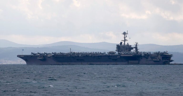 O USS Harry S. Truman Carrier colide com o navio comercial fora do Egito
