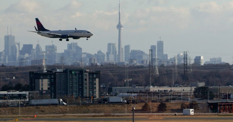 O avião Delta derruba o pouso no aeroporto de Toronto
