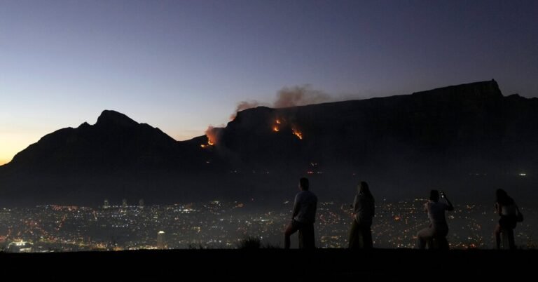 O incêndio queimando na mesa se move em direção à Cidade do Cabo
