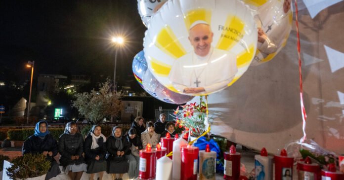 O papa Francisco, em estado crítico, está "descansando" no hospital, diz o Vaticano
