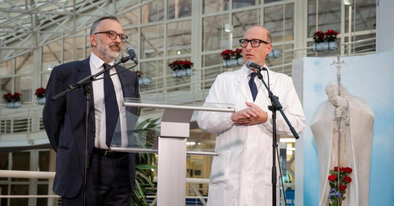 O papa Francisco está de um 'bom humor', mas 'não por perigo', dizem seus médicos
