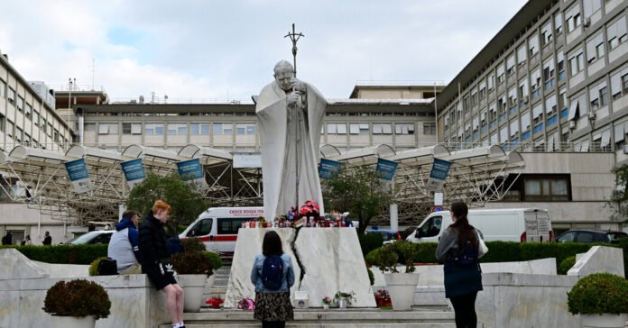 O papa Francisco tem 'noite pacífica' após o diagnóstico de pneumonia, diz o Vaticano
