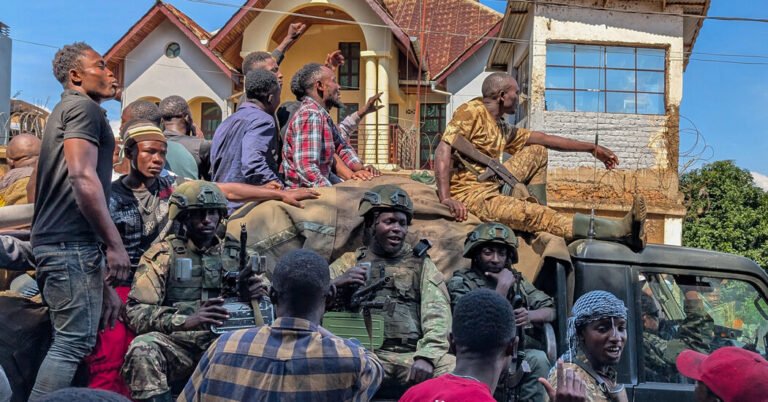Os rebeldes M23 no Congo dizem que entraram em Bukavu
