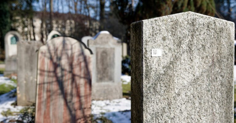 Por que os códigos QR apareceram em cerca de 1.000 sepulturas em Munique?
