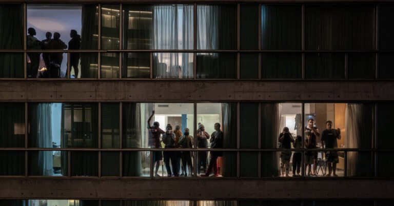 Sob o plano de deportação em massa de Trump, alguns migrantes estão sendo enviados para o Panamá
