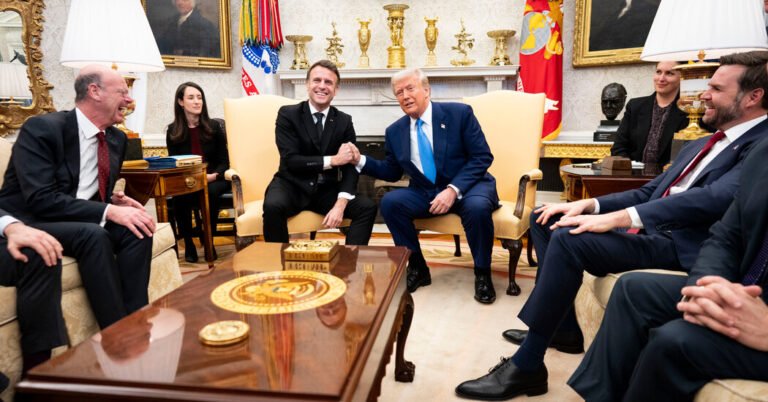 Trump, encontrando -se com Macron, diz que pode visitar a Rússia
