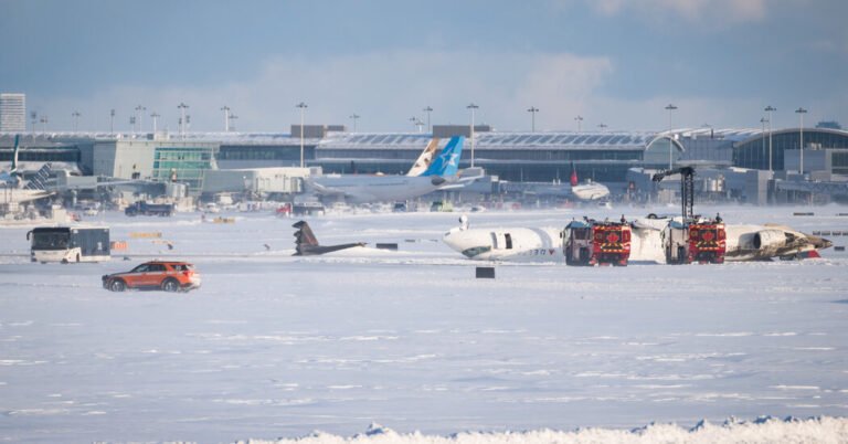 Um avião delta cai em Toronto, mas a tragédia é evitada
