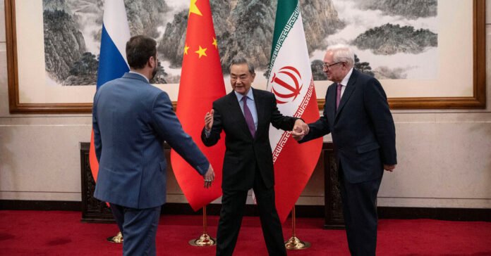 A China apóia o Irã em negociações nucleares, a ameaça de força de Slams do oeste
