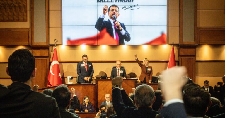 A oposição da Turquia pede boicote e protestos em massa após a prisão do prefeito de Istambul
