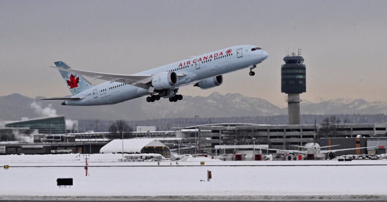 As companhias aéreas cortaram os assentos para os EUA enquanto os canadenses ficam longe
