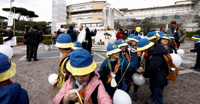 As crianças tentam animar o papa Francisco durante sua estadia no hospital
