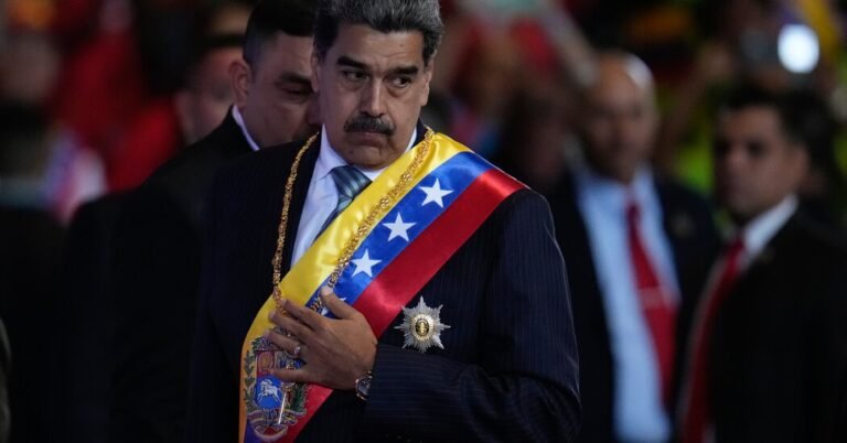 As famílias venezuelanas temem os parentes enquanto Trump celebra as deportações para El Salvador
