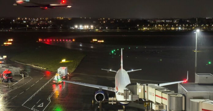 As interrupções das viagens permanecem à medida que os vôos retomam no Heathrow de Londres
