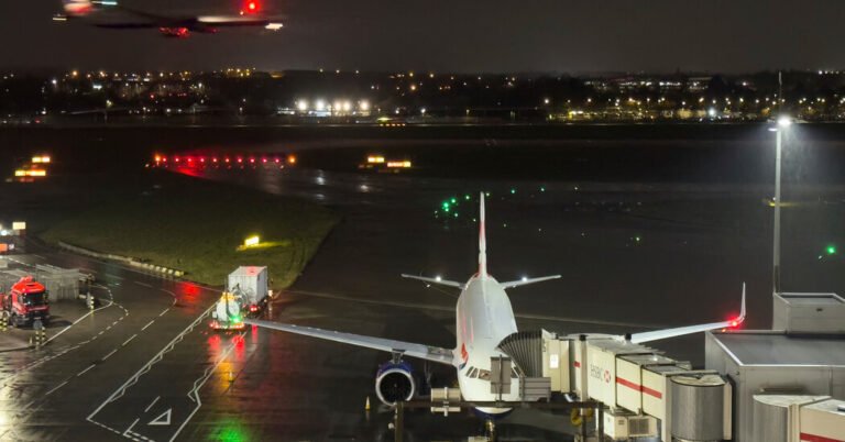 As interrupções das viagens permanecem à medida que os vôos retomam no Heathrow de Londres
