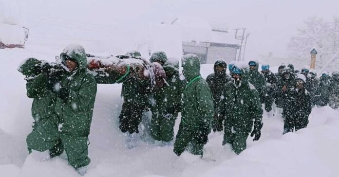 Avalanche-enterra-o-acampamento-dos-trabalhadores-da-estrada-na-India.jpg Avalanche enterra o acampamento dos trabalhadores da estrada na Índia, matando 8