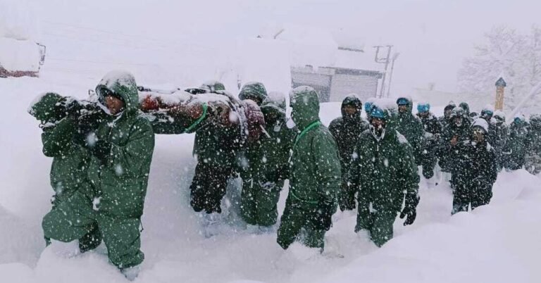 Avalanche enterra o acampamento dos trabalhadores da estrada na Índia, matando 8
